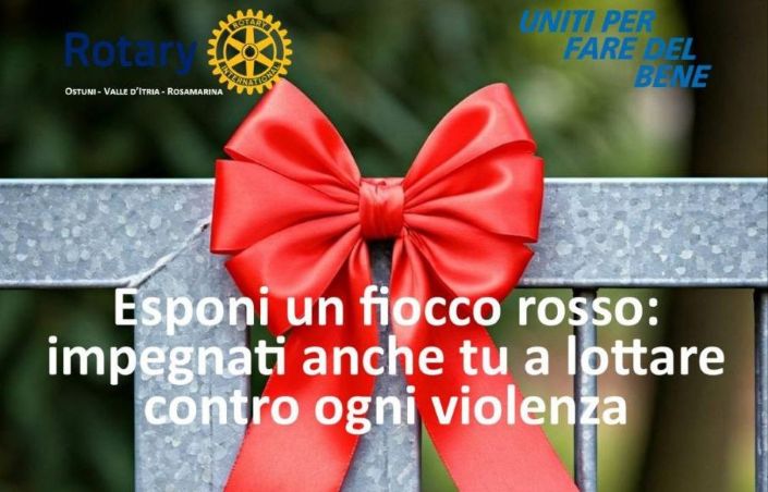 La città bianca si colora di rosso: mobilitazione a Ostuni contro la violenza sulle donne