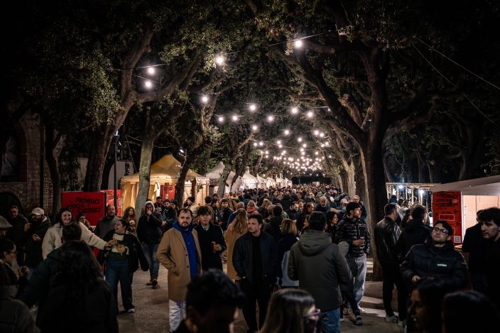 Novello sotto il Castello 2025, una prima giornata da record: piazza Castello gremita