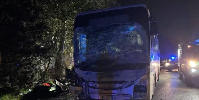 INCIDENTE-ACQUAVIVA-BUS-AUTO-FOTO