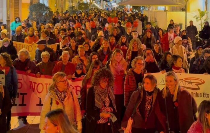 foto manifestazione 25.11.25 Taranto