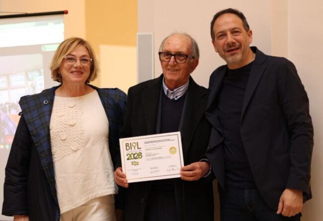 Angela Partipilo e Pietro Petruzzelli consegnano il riconoscimento a Saverio De Carlo, per il - Tenuta Arcamone Dop Terra di Bari - classificatosi nella top ten