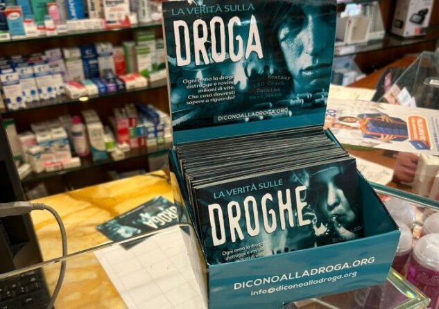 Alcune farmacie di Barletta informano i cittadini con La Verità sulla Droga 1