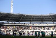 Scontri a Torino e tifoso Juve in ospedale, il derby inizia un’ora dopo
