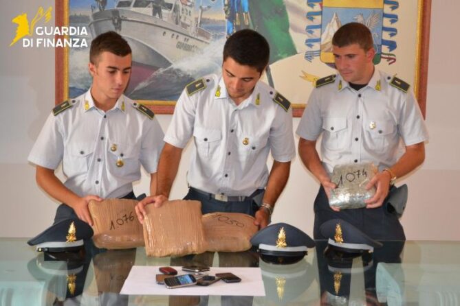 arresti finanza droga lecce
