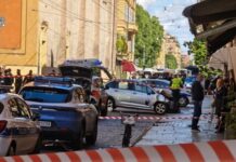 Auto in corsa travolge pedoni a Modena: 8 feriti, 4 sono gravi. Fermato 31enne