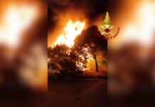 Un incendio distrugge un centro di autodemolizione nel Milanese