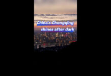 Cina, la città di Chongqing illumina la notte con paesaggi di luci