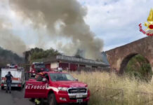 Vasto incendio a Catania nella zona della Timpa di Leucatia