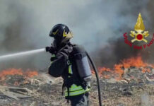 Incendio in un campo nomadi tra Settimo San Pietro e Selargius, le immagini