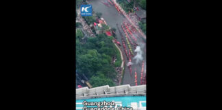 Cina, oltre 170 dragon boat sfilano nel centro di Guangzhou