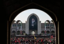 In migliaia a Teheran per la cerimonia funebre di Ali Khamenei