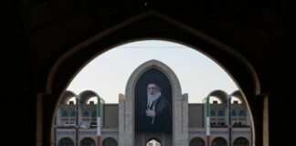 In migliaia a Teheran per la cerimonia funebre di Ali Khamenei