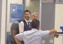 Lampedusa, in aeroporto tutti cantano Baglioni alla presenza del cantautore