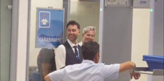 Lampedusa, in aeroporto tutti cantano Baglioni alla presenza del cantautore