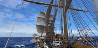 La Nave Amerigo Vespucci lascia Manhattan e viaggia verso Boston