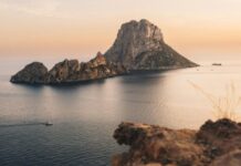 Sentieri selvaggi di Ibiza: Itinerari panoramici tra scogliere, natura e calette nascoste