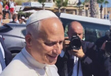 Papa Leone XIV arriva a Lampedusa e saluta i fedeli, le immagini