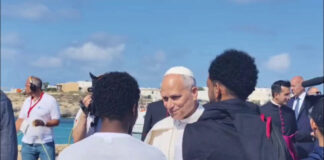 Papa Leone a Lampedusa benedice targa al molo Favaloro intitolata a Bergoglio