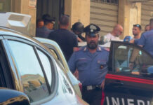 Omicidio a Palermo, l’uomo barricato si arrende e viene arrestato: le immagini