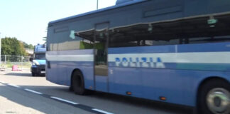 Immigrazione clandestina, espulsi 23 egiziani con charter da Malpensa