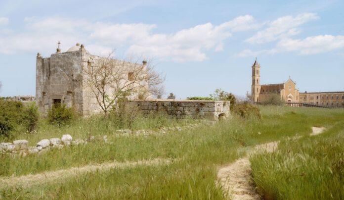 S. Pietro Mandurino e sullo sfondo il Parco delle Mura Messapiche foto Luigi Fiano