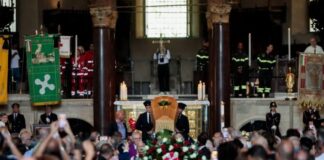 Don Mazzi, a Milano l’addio tra applausi e commozione
