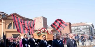 Una marea rossonera per Baresi, a Milano l’ultimo saluto al “Piscinin”