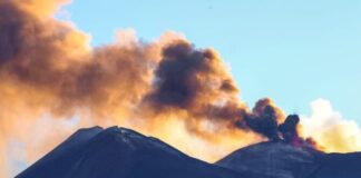 Etna, fontana di lava dal cratere voragine e voli dirottati