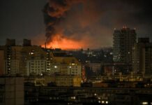 Attacchi russi nella notte vicino Kiev, tre morti tra cui un bambino