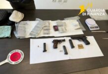 Napoli, sequestrati a Casavatore 2 kg di hashish e tre pistole. Un arresto