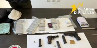 Napoli, sequestrati a Casavatore 2 kg di hashish e tre pistole. Un arresto