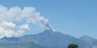 Ripresa sull’Etna attività stromboliana dal cratere Voragine, emissione di cenere