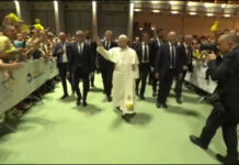Il popolo del Meeting di Rimini accoglie Papa Leone XIV