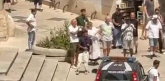 Panico nel centro storico di Lecce: fermato un giovane che aggrediva passanti e commercianti