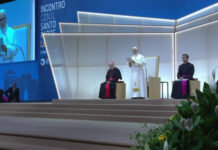 Papa al Meeting “Prima di confini e istituzioni ci sono sempre le persone”