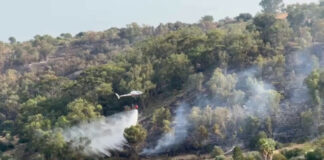 Incendi nel Nisseno, elicotteri della Forestale in azione per spegnere le fiamme