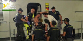 Barca distrutta da un incendio al largo di Marsala, un uomo tratto in salvo