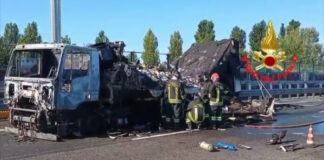 Milano, camion in fiamme su Tangenziale Ovest. Intervengono i vigili del fuoco