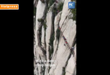 Cina, vigili del fuoco si addestrano nel soccorso con corde sul monte Huashan