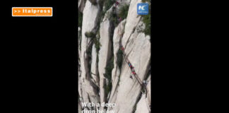 Cina, vigili del fuoco si addestrano nel soccorso con corde sul monte Huashan