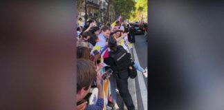 Papa a Parigi, attivisti PETA anti-corrida invadono percorso papamobile