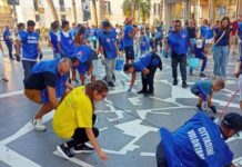 Bari, un’onda blu di 100 volontari nelle vie dello shopping