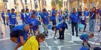 Bari, un’onda blu di 100 volontari nelle vie dello shopping