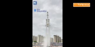 Cina, studenti realizzano un razzo ad acqua di 4 metri con secchi di plastica