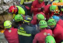 Estratto speleologo bloccato in una grotta in Sardegna, le immagini