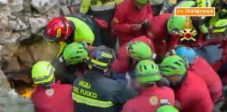 Estratto speleologo bloccato in una grotta in Sardegna, le immagini
