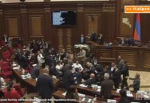 Armenia, volano pugni e calci nella mega-rissa in Parlamento