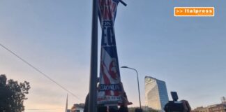 A Milano manifestanti strappano un manifesto della Lega, le immagini